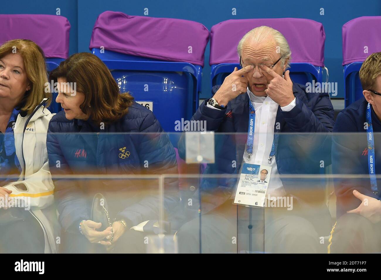 Le roi Carl XVI Gustaf et la reine Silvia de Suède regardent les préliminaires de hockey sur glace des hommes autour de la Suède / Lettonie à l'aréna de Shayba dans le cadre des Jeux Olympiques de Sotchi 2014, à Sotchi Russie, le 15 février 2014. Photo de Gouhier-Zabulon/ABACAPRESS.COM Banque D'Images