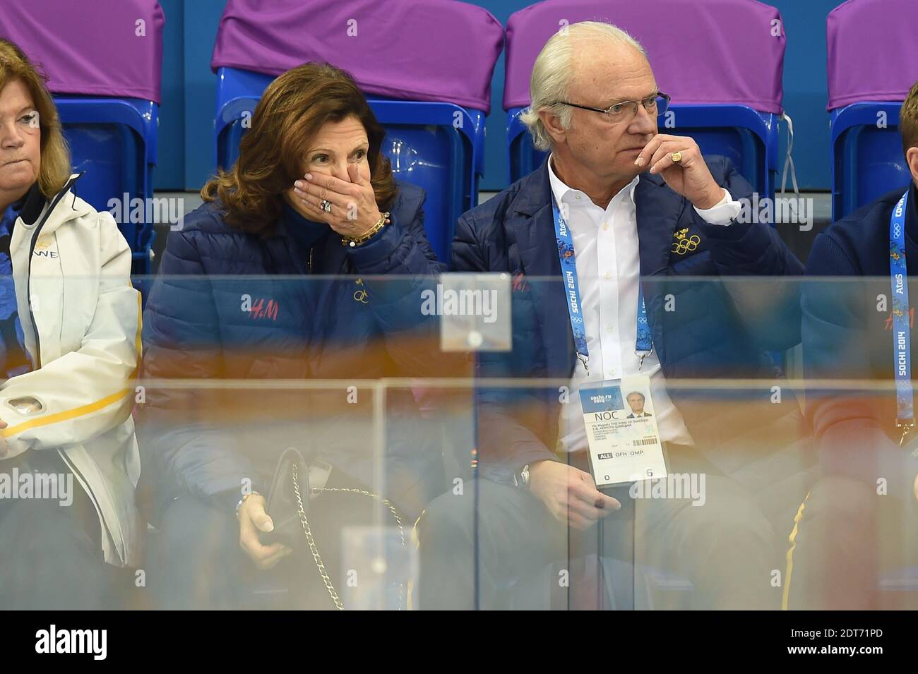 Le roi Carl XVI Gustaf et la reine Silvia de Suède regardent les préliminaires de hockey sur glace des hommes autour de la Suède / Lettonie à l'aréna de Shayba dans le cadre des Jeux Olympiques de Sotchi 2014, à Sotchi Russie, le 15 février 2014. Photo de Gouhier-Zabulon/ABACAPRESS.COM Banque D'Images