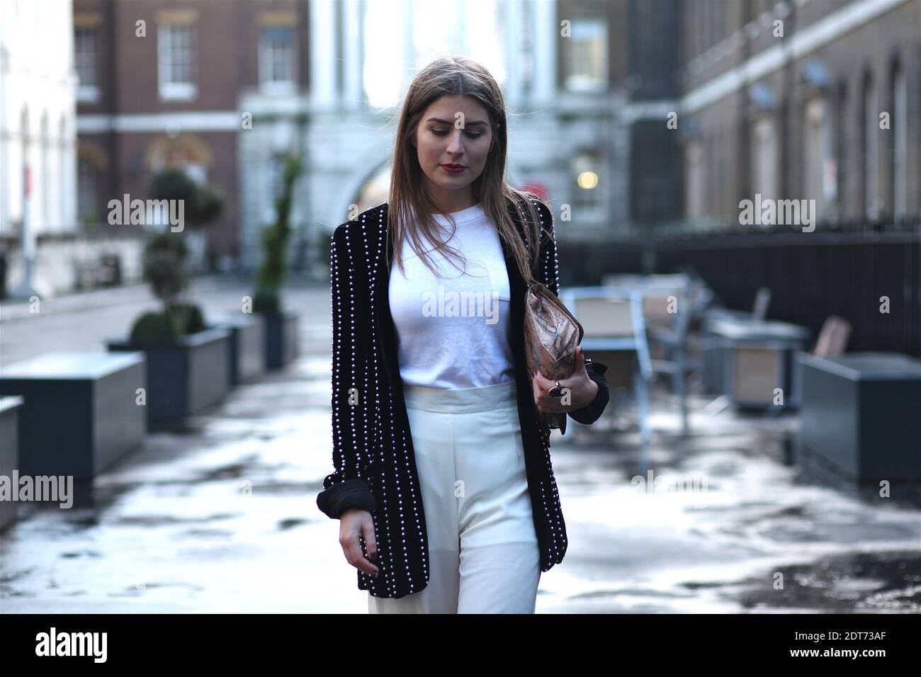 Angharad Jones, blogueur de mode (www.style-trunk.co.uk) participant à la semaine de la mode de Londres prêt-à-porter automne-hiver 2014-2015 tenu à Somerset House, Londres, Angleterre le 15 février 2014. Elle porte une veste Alexander Wang, un pull ASOS, un sac Miss Selfridge et un pantalon Love. Photo de Marie-Paola Bertrand-Hillion/ABACAPRESS.COM Banque D'Images