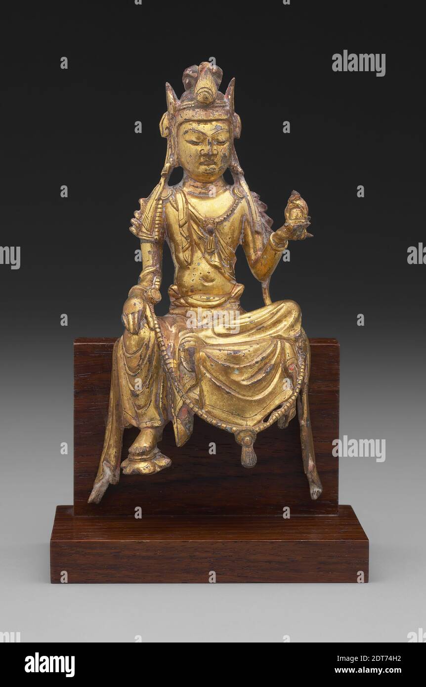 Bodhisattva tenant un joyau Flaming, 10e siècle ce, bronze doré, 4 1/2 po. (11.5 cm), le joyau flamboyant tenu dans la main gauche relevée de la figure indique que cette sculpture représente soit Kshitigarbha, la Bodhisattva de la matrice de la Terre (en chinois, Dizang), soit Avalokiteshvara (en chinois, Guanyin). Les deux tiennent un tel bijou dans plusieurs de leurs nombreuses manifestations. , Chine, Chinois, cinq dynasties (907–960), Sculpture Banque D'Images