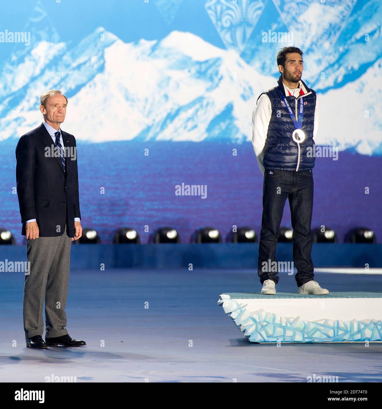 Martin Fourcade (argent) et Jean-Claude Killy pendant la cérémonie du podium pour la course de départ de masse (biathlon) masculine de 15 km lors des 22e Jeux Olympiques d'hiver. Sotchi, Russie, 18 février 2014. Photo de Zabulon-Gouhier/ABACAPRES.COM Banque D'Images