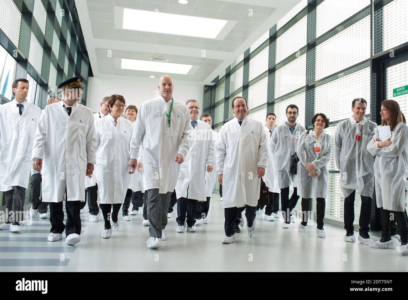 Le président français François Hollande (C) sourit lors d'une visite à l'usine de Novo Nordisk, à Chartres, en France, le 17 février 2014. Photo de Revelli-Beaumont/Pool/ABACAPRESS.COM Banque D'Images