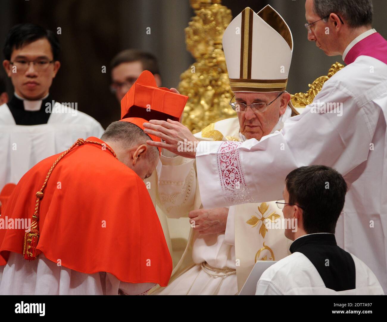 Le pape François et le nouveau cardinal Pietro Parolin lors d'un consistoire à la basilique Saint-Pierre au Vatican, le 22 février 2014. Le pape François intronise 19 nouveaux cardinaux . Photo par Eric Vandeville/ABACAPRESS.COM Banque D'Images