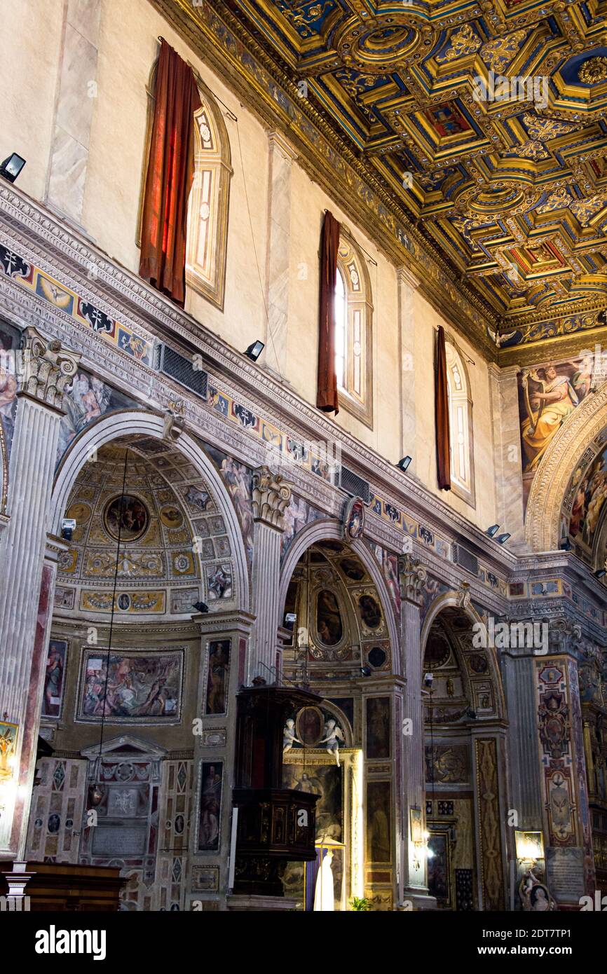 Intérieur d'une cathédrale catholique romaine à Rome, Italie Banque D'Images