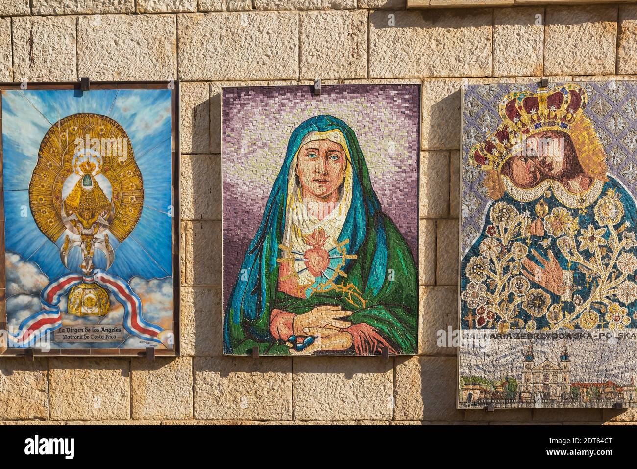 Mur de pierre avec mosaïques de scènes religieuses, l'église de l'Annonciation, Nazareth, Israël Banque D'Images