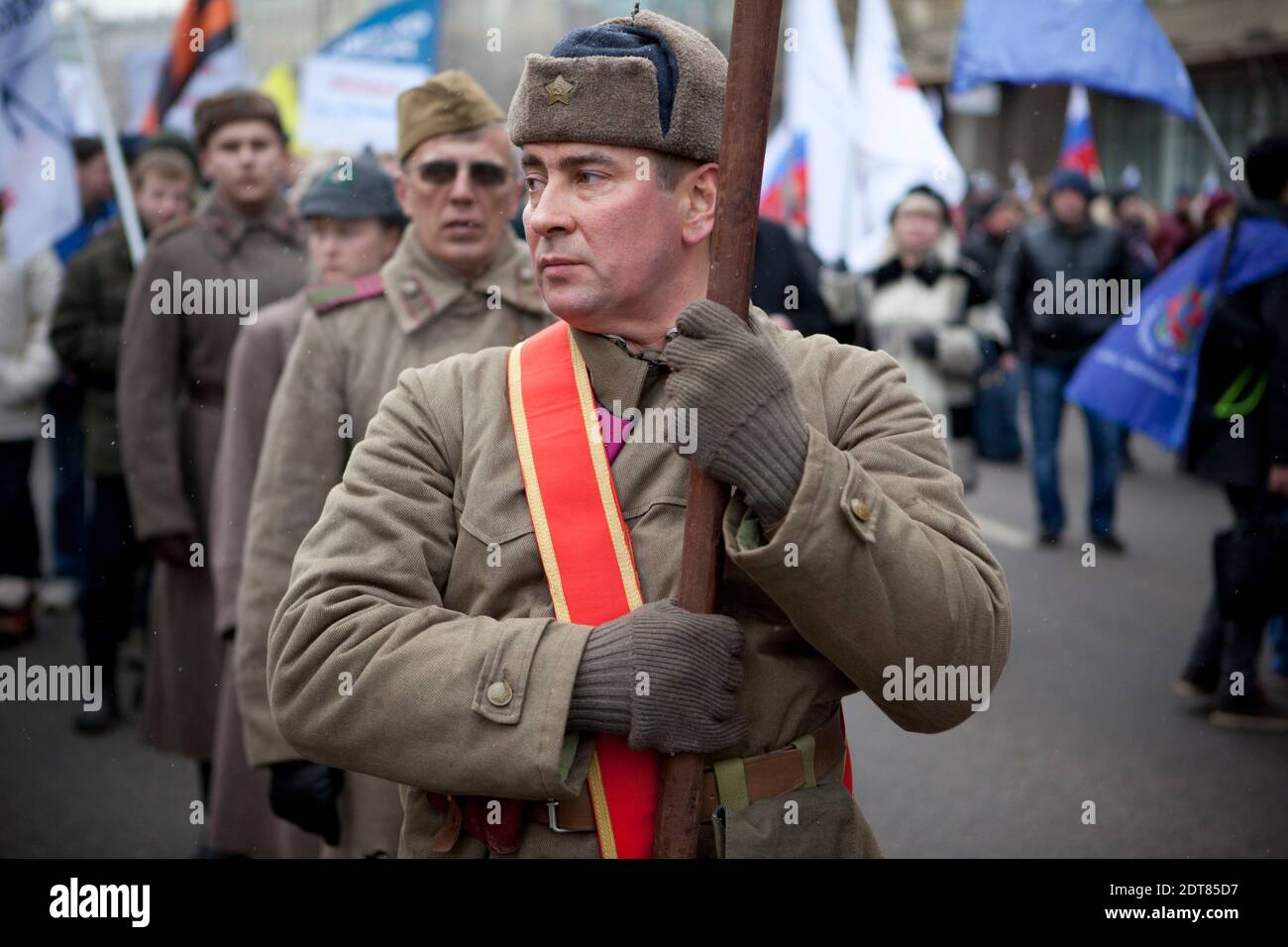 Les militants russes pro-Kremlin défilent lors de leur rassemblement en faveur des Russes ethniques en Ukraine dans le centre de Moscou, en Russie, le 2 mars 2014. Le président russe Vladimir Poutine a déclaré hier qu'il était de son devoir de protéger les Russes ethniques de Crimée et des marais du sud-est de l'Ukraine qui ont des liens anciens avec Moscou et de regarder avec dédain les nouveaux dirigeants pro-européens de Kiev. Photo de Julien Tack/ABACAPRESS.COM Banque D'Images