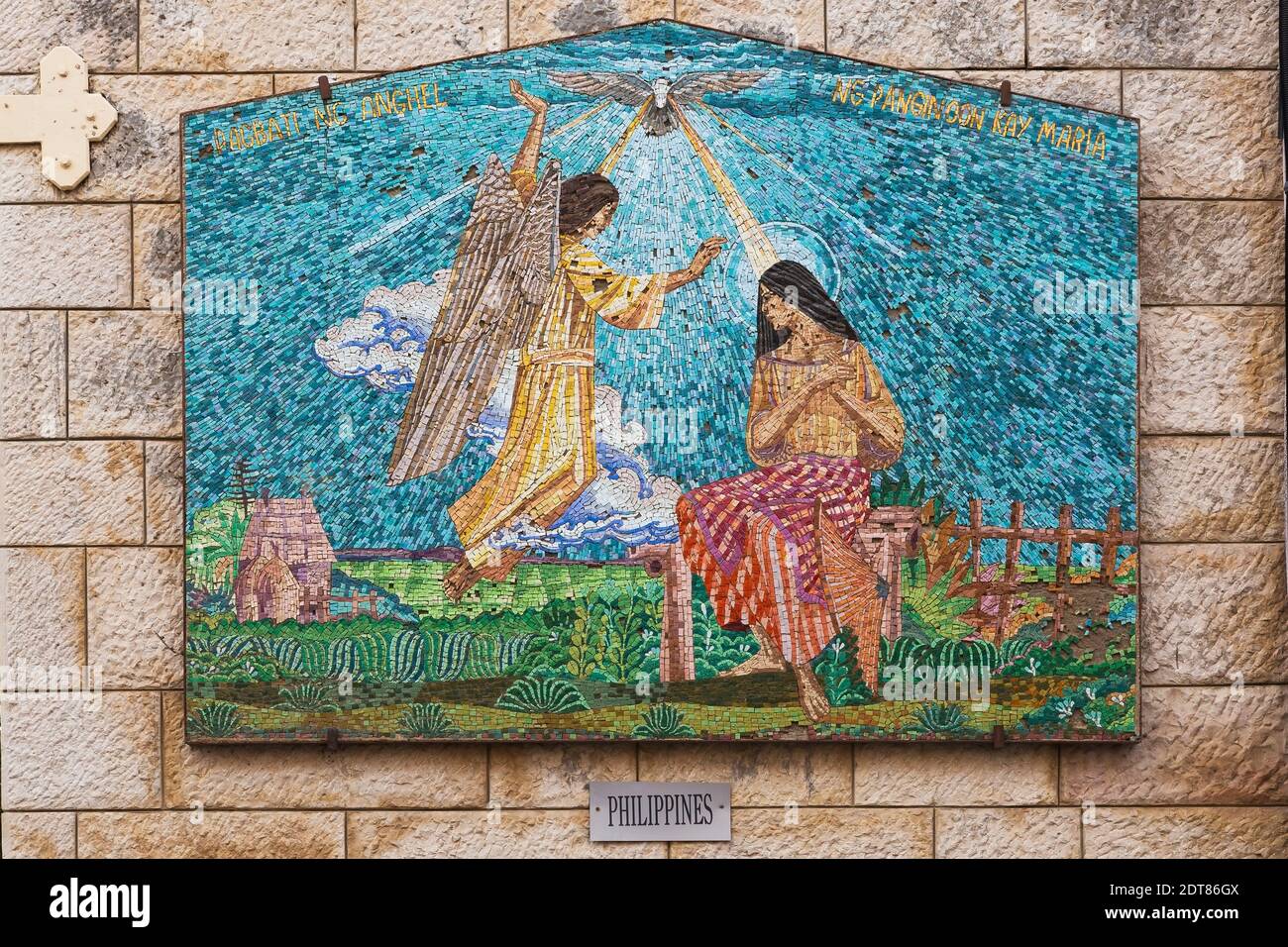 Mur de pierre avec mosaïque de scène religieuse des Philippines, l'église de l'Annonciation, Nazareth, Israël. Banque D'Images