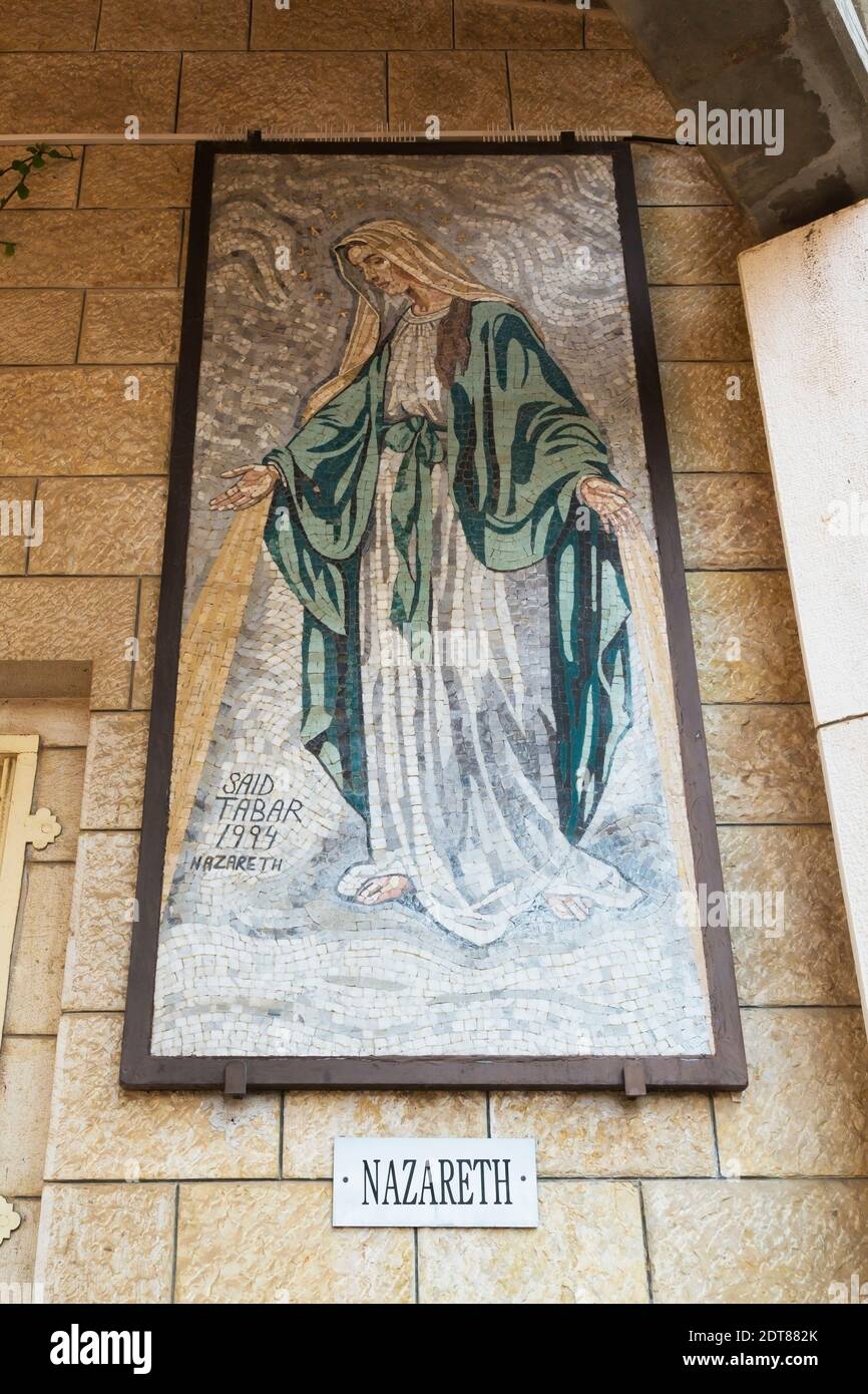 Mur de pierre avec mosaïque de scène religieuse de Nazareth, l'église de l'Annonciation, Nazareth, Israël Banque D'Images
