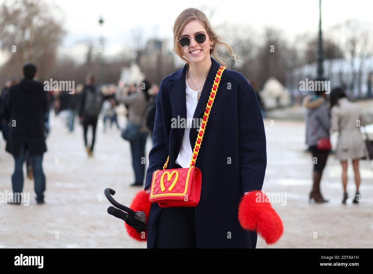 Chiara Ferragni, blogueuse de mode (www.theblondsalad.com) arrivée pour  Elie Saab automne/hiver 2014-2015 salon prêt-à-porter au jardin des  Tuileries, Paris, France le 3 mars 2014. Elle porte un manteau Louis  Vuitton, un sac