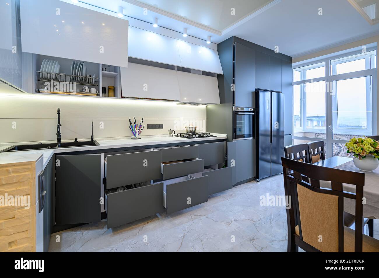 Cuisine moderne de luxe blanche et gris foncé Banque D'Images