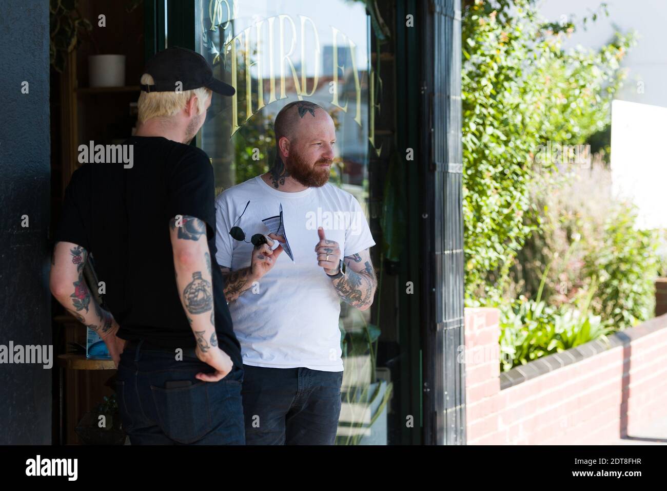 Melbourne, Australie, 20 décembre 2020. Les habitants de la région regardent et tiennent des Flyers d'Assange libres qui ont été jetés des chemises de convoi comme des avions en papier lors du rassemblement de retour Julian Assange le 20 décembre 2020 à Melbourne, en Australie. Le 4 janvier, un juge britannique doit décider si Julian Assange doit être extradé vers les États-Unis, où il pourrait être condamné à 175 ans de prison à haute sécurité « supermax ». Crédit : Dave Helison/Alamy Live News Banque D'Images