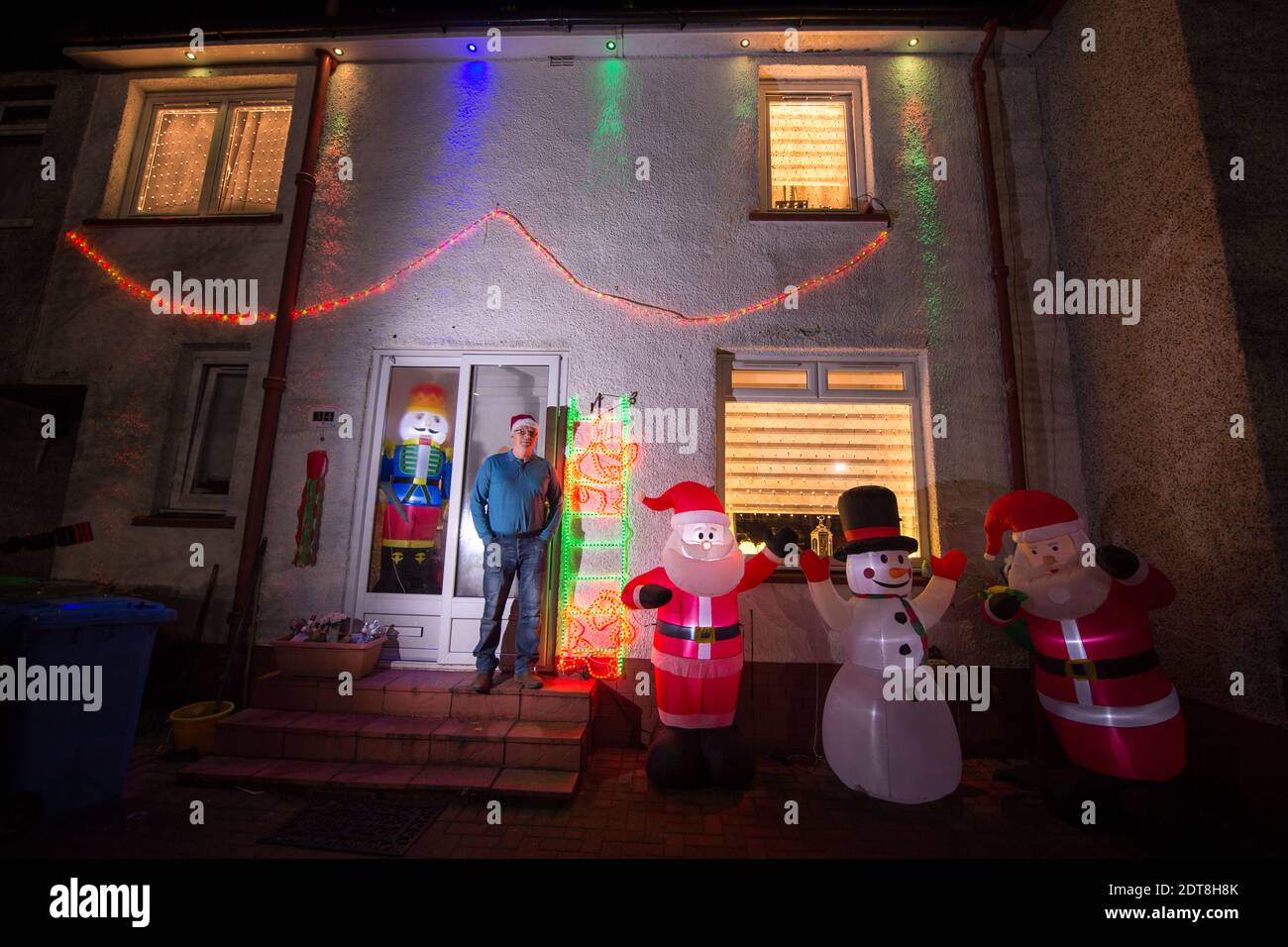 Glasgow, Écosse, Royaume-Uni. 21 décembre 2020. Photo : Gary Rennison avec. Son spectacle de lumière festive. Les habitants de Balarnock ont mis sur un spectacle de lumières de Noël fantastique. Les habitants de Balarnock ont un grand sens de la communauté, et ils aiment répandre la joie de Noël en mettant sur une exposition festive diffusant le message de Noël. Dans une année où COVID19 a dominé les gros titres pendant près d'un an, les gens aiment voir des lumières colorées et profiter de la saison des fêtes. Crédit : Colin Fisher/Alay Live News Banque D'Images