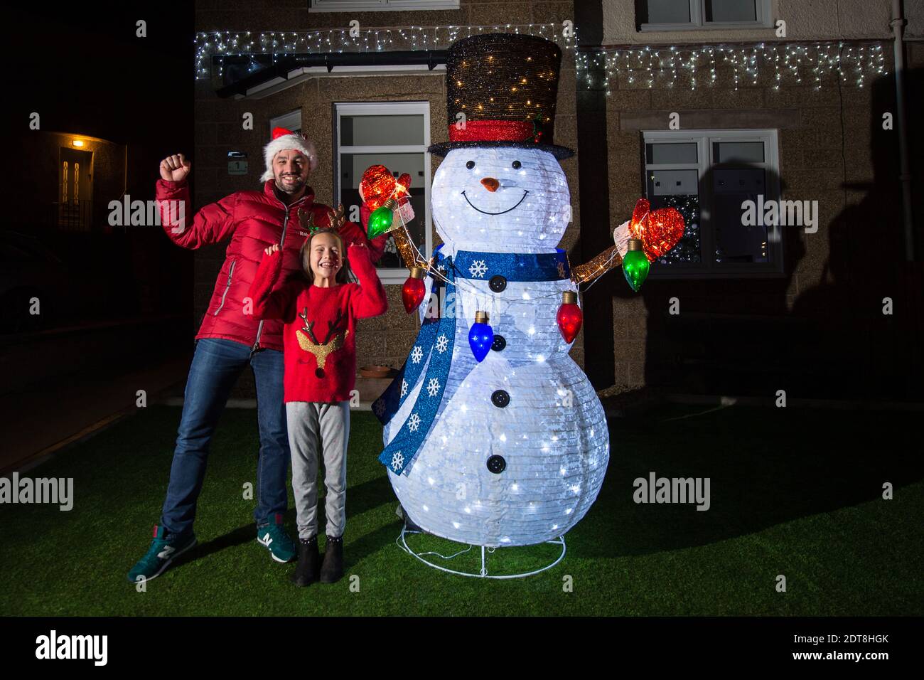 Glasgow, Écosse, Royaume-Uni. 21 décembre 2020. Photo : bonhomme de neige géant. Les habitants de Balarnock ont mis sur un spectacle de lumières de Noël fantastique. Les habitants de Balarnock ont un grand sens de la communauté, et ils aiment répandre la joie de Noël en mettant sur une exposition festive diffusant le message de Noël. Dans une année où COVID19 a dominé les gros titres pendant près d'un an, les gens aiment voir des lumières colorées et profiter de la saison des fêtes. Crédit : Colin Fisher/Alay Live News Banque D'Images