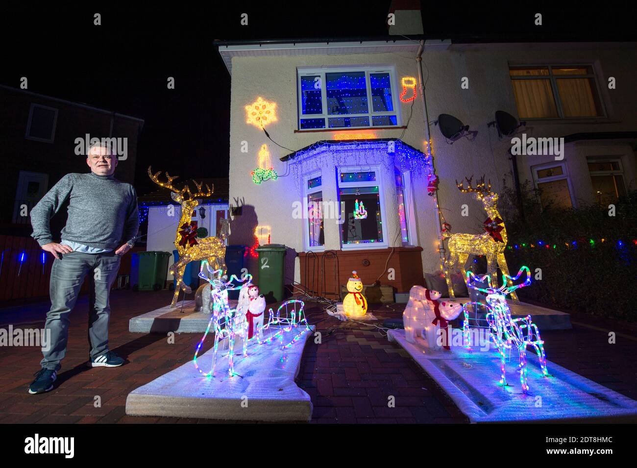 Glasgow, Écosse, Royaume-Uni. 21 décembre 2020. Photo : famille Coyle. Les habitants de Balarnock ont mis sur un spectacle de lumières de Noël fantastique. Les habitants de Balarnock ont un grand sens de la communauté, et ils aiment répandre la joie de Noël en mettant sur une exposition festive diffusant le message de Noël. Dans une année où COVID19 a dominé les gros titres pendant près d'un an, les gens aiment voir des lumières colorées et profiter de la saison des fêtes. Crédit : Colin Fisher/Alay Live News Banque D'Images