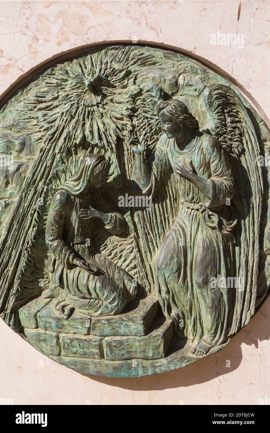 Plaque de bronze avec scène religieuse sculptée insérée à la base du monument en marbre dans la cour intérieure de l'église de l'Annonciation, Nazareth, Israël Banque D'Images