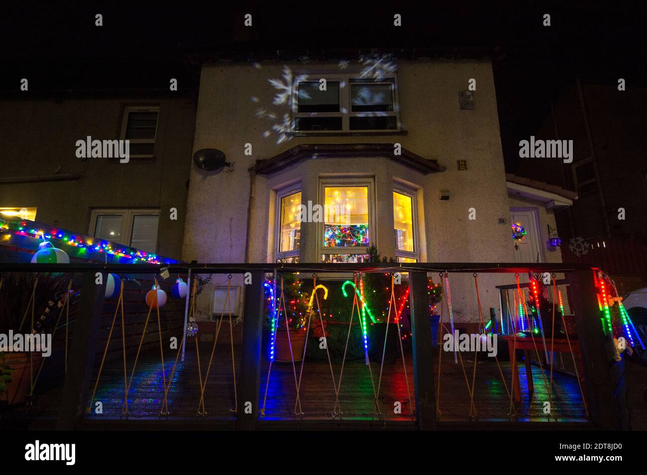 Glasgow, Écosse, Royaume-Uni. 21 décembre 2020. Photo : Cannes en sucre et flocons de neige. Les habitants de Balarnock ont mis sur un spectacle de lumières de Noël fantastique. Les habitants de Balarnock ont un grand sens de la communauté, et ils aiment répandre la joie de Noël en mettant sur une exposition festive diffusant le message de Noël. Dans une année où COVID19 a dominé les gros titres pendant près d'un an, les gens aiment voir des lumières colorées et profiter de la saison des fêtes. Crédit : Colin Fisher/Alay Live News Banque D'Images