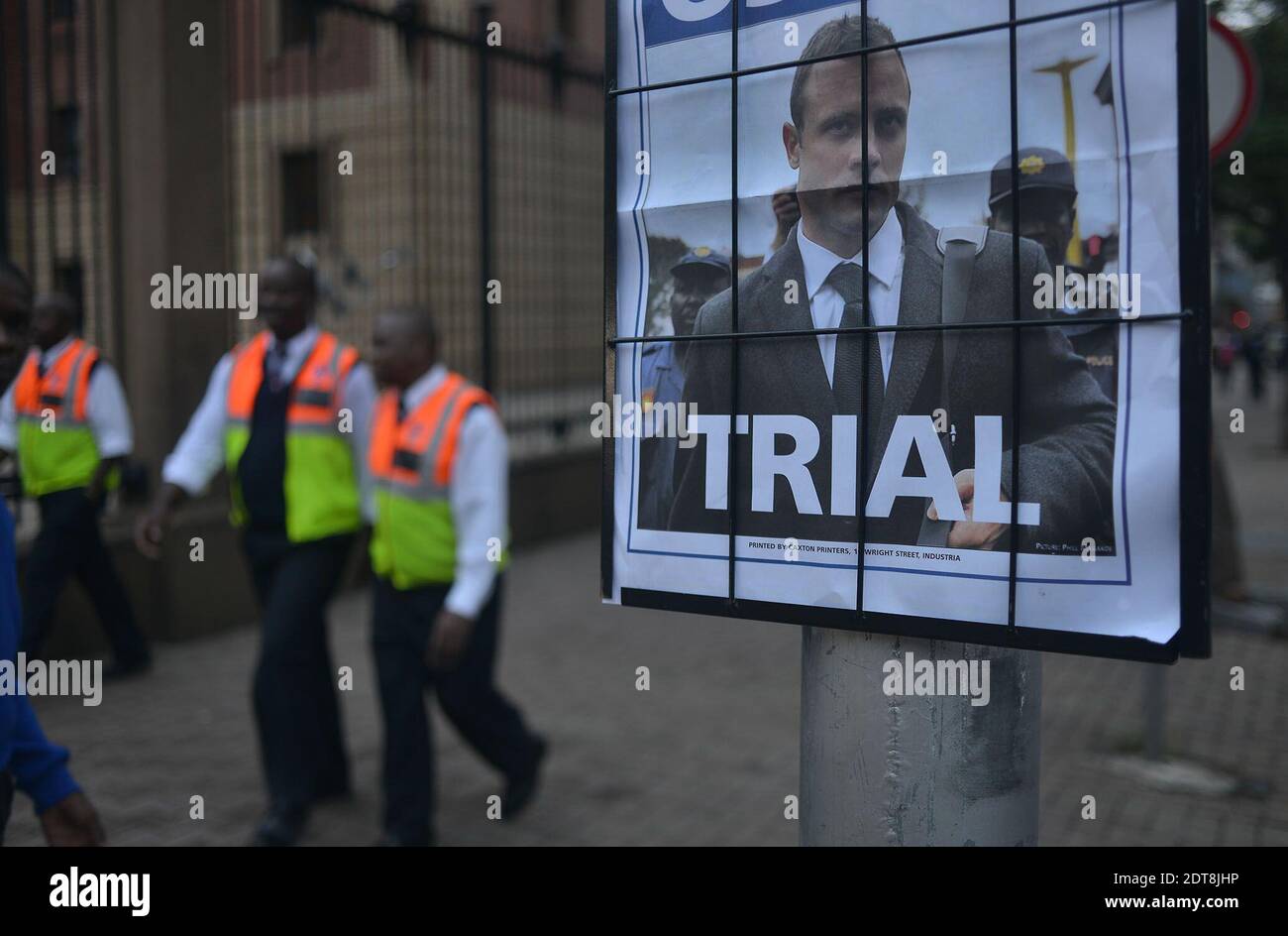 Une affiche d'Oscar Pistorious devant la Cour à Pretoria Afrique du Sud, le 6 mars 2014. Les avocats qui se battent pour savoir si la célèbre star de l'athlétisme Oscar Pistorius a tué sa copine par but ou par erreur sont revenus jeudi aux événements mortels de la Saint-Valentin 2013, quand Pistorius a tiré quatre balles par une porte de salle de bains fermée à Reeva Steenkamp. Photo de Mujahid Safodien/ABACAPRESS.COM Banque D'Images