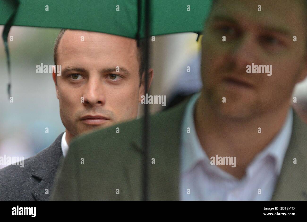 Oscar Pistorius entre à la haute Cour de Pretoria, Afrique du Sud, le 7 mars 2014. Pistorius est de retour au tribunal pour la cinquième journée de son procès pour le meurtre présumé de sa petite amie Reeva Steenkamp. Photo de Muajhid Safoden/ABACAPRESS.COM Banque D'Images