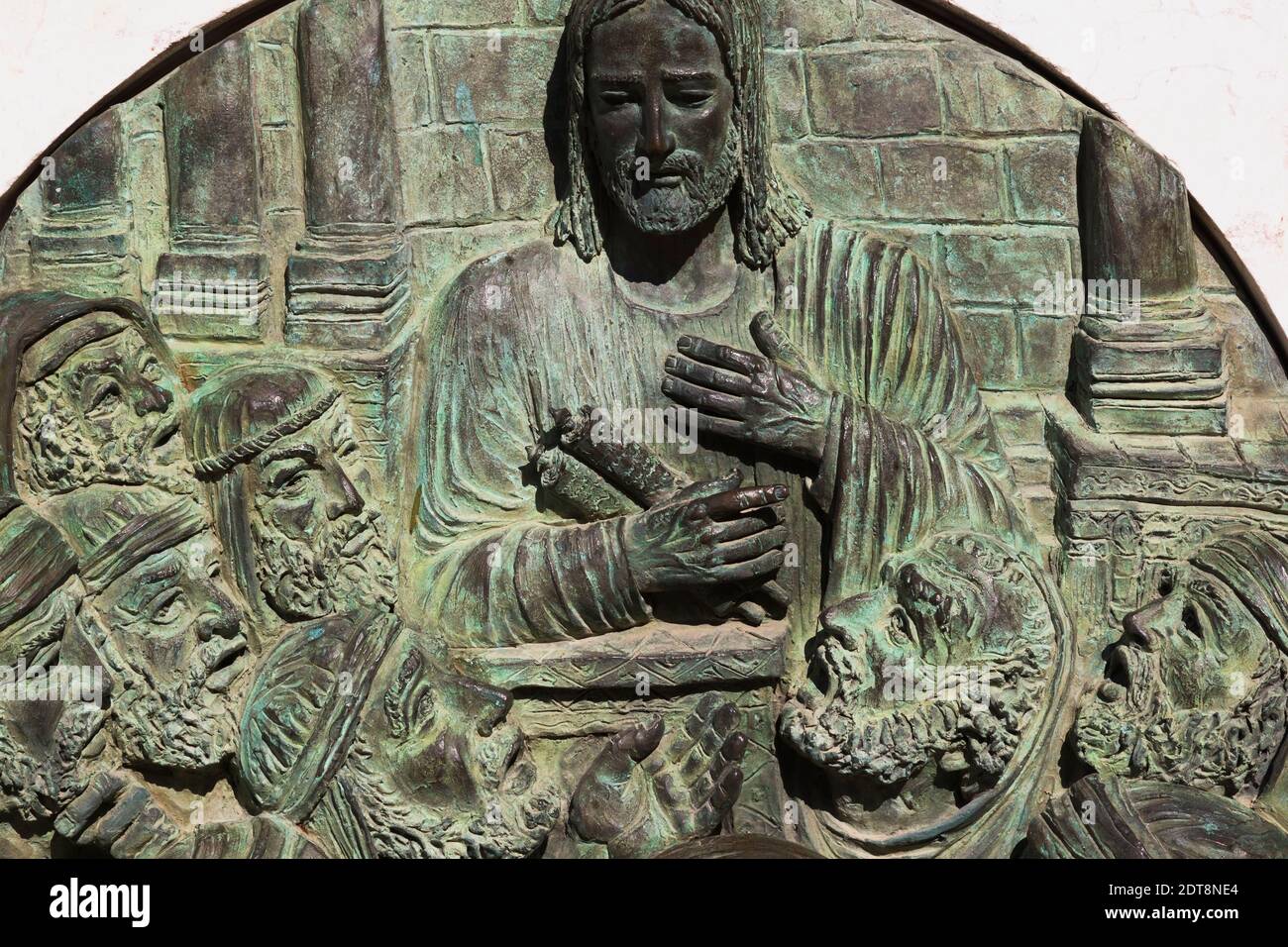Plaque de bronze avec scène religieuse sculptée insérée dans la base du monument en marbre dans la cour intérieure de l'église de l'Annonciation, Nazareth, Israël. Banque D'Images