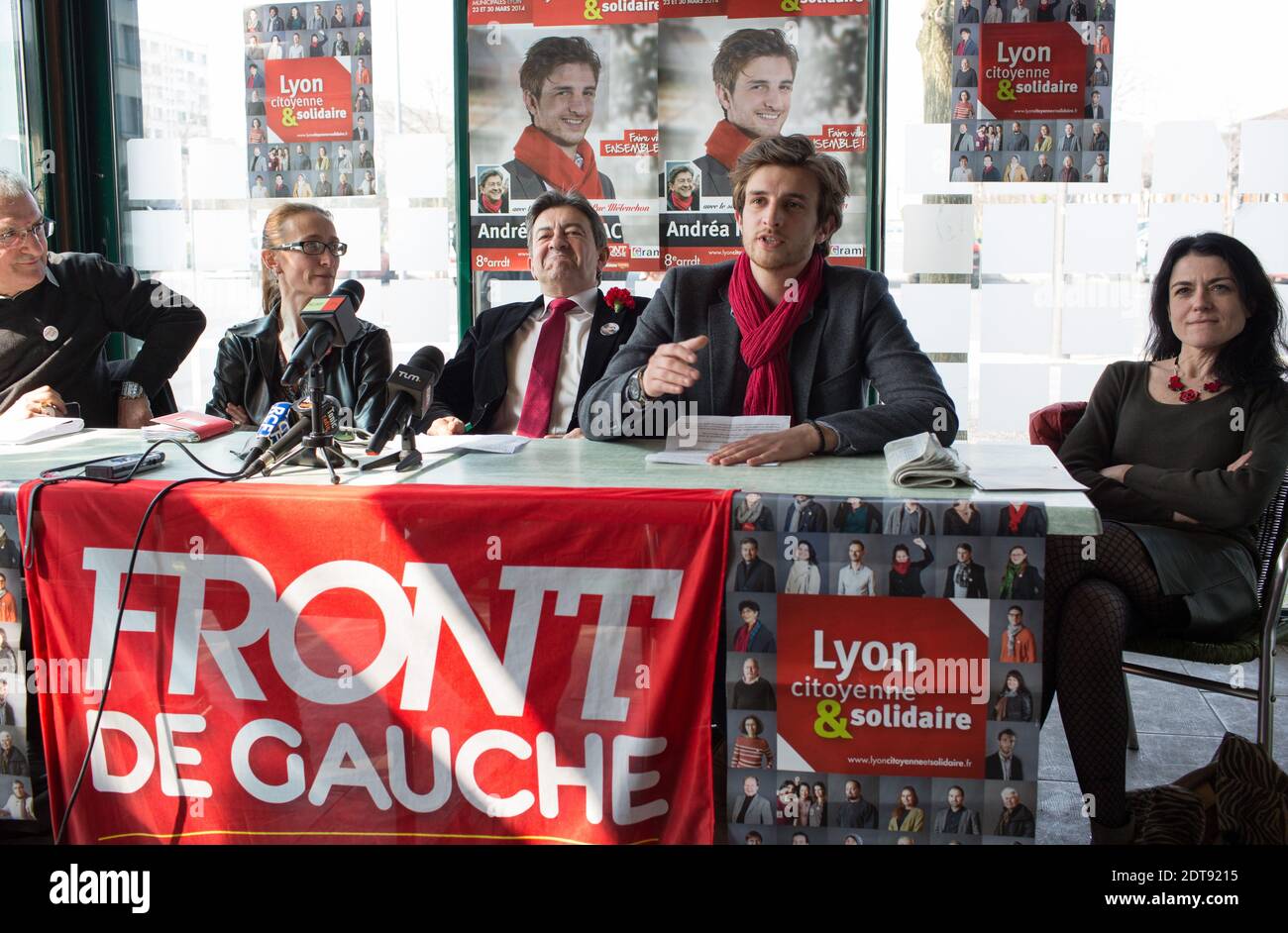 L'ancien candidat à la présidence et actuel chef du parti d'extrême-gauche du Front de gauche Jean-Luc Melenson tient une conférence de presse pour soutenir le candidat Andrea Kotarac aux élections municipales le 23 mars 2014, à Lyon, en France, le 13,2014 mars. Photo de Vincent Dargent/ABACAPRESS.COM Banque D'Images