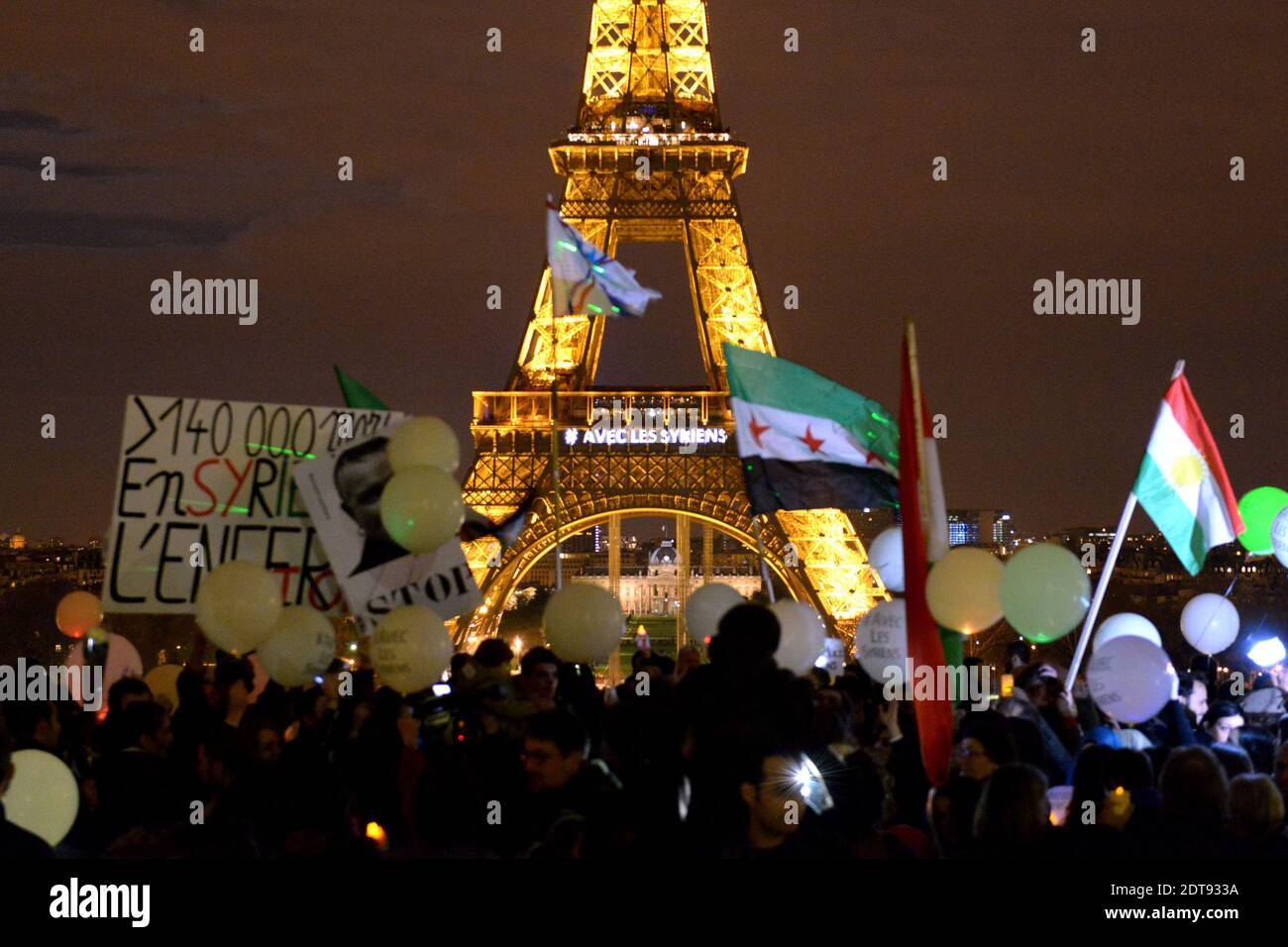 Les manifestants se rassemblent pour scander des slogans et se souvenir de ceux qui sont morts et de ceux qui sont enlevés, à la place Trocadéro à Paris, en France, le 15 mars 2014, pour marquer le 3e anniversaire du début de la révolution populaire syrienne contre Bachar Al Assad. Photo par Ammar Abd Rabbo/ABACAPRESS.COM Banque D'Images