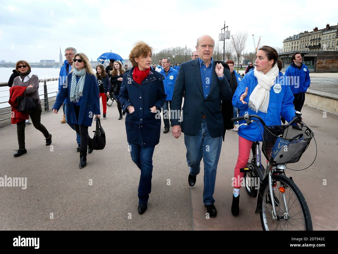 Le maire UMP de Bordeaux et candidat aux élections municipales à venir Alain Juppe et sa femme Isabelle assistent à une réunion de soutien à sa campagne électorale, le 16 mars 2014 à Bordeaux. Photo de Patrick Bernard-Quentin Salinier/ABACAPRESS.COM - Bordeaux Banque D'Images