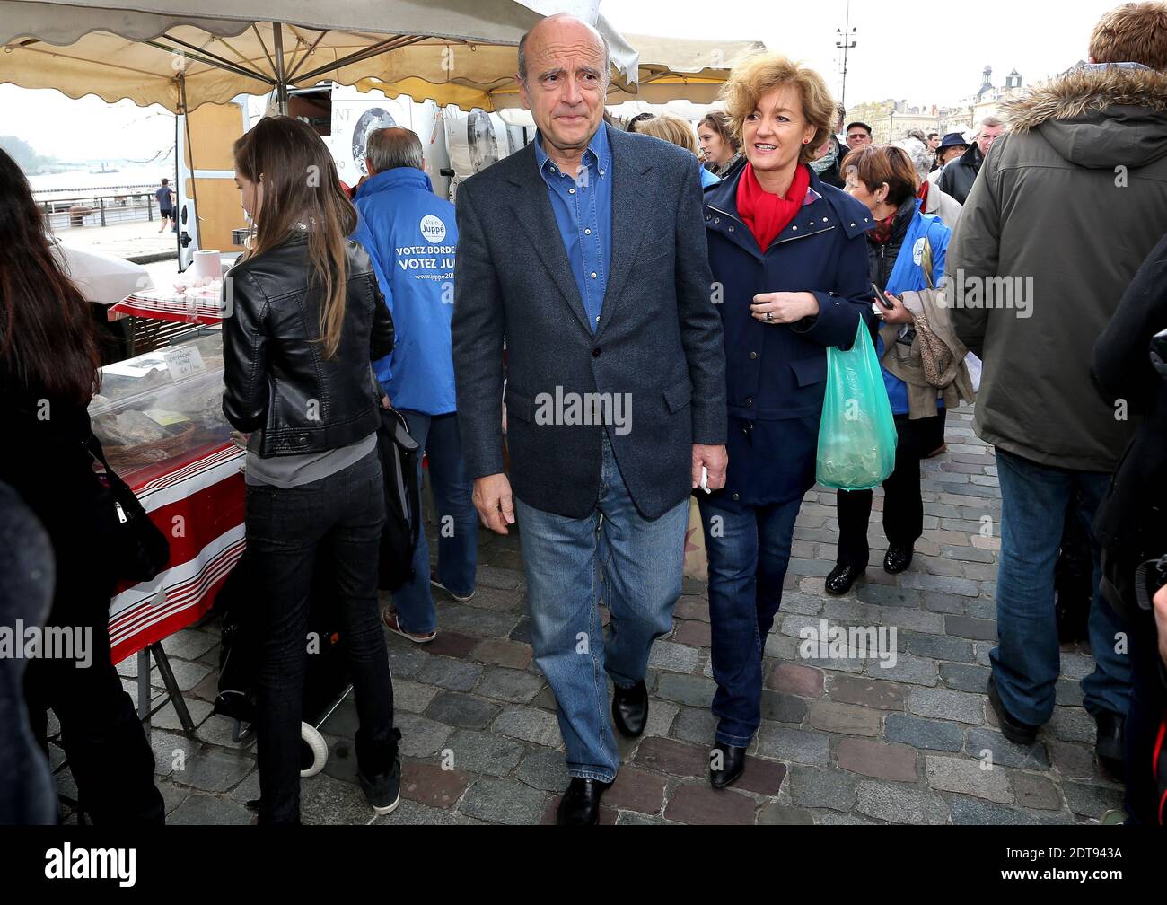 Le maire UMP de Bordeaux et candidat aux élections municipales à venir Alain Juppe et sa femme Isabelle assistent à une réunion de soutien à sa campagne électorale, le 16 mars 2014 à Bordeaux. Photo de Patrick Bernard-Quentin Salinier/ABACAPRESS.COM - Bordeaux Banque D'Images