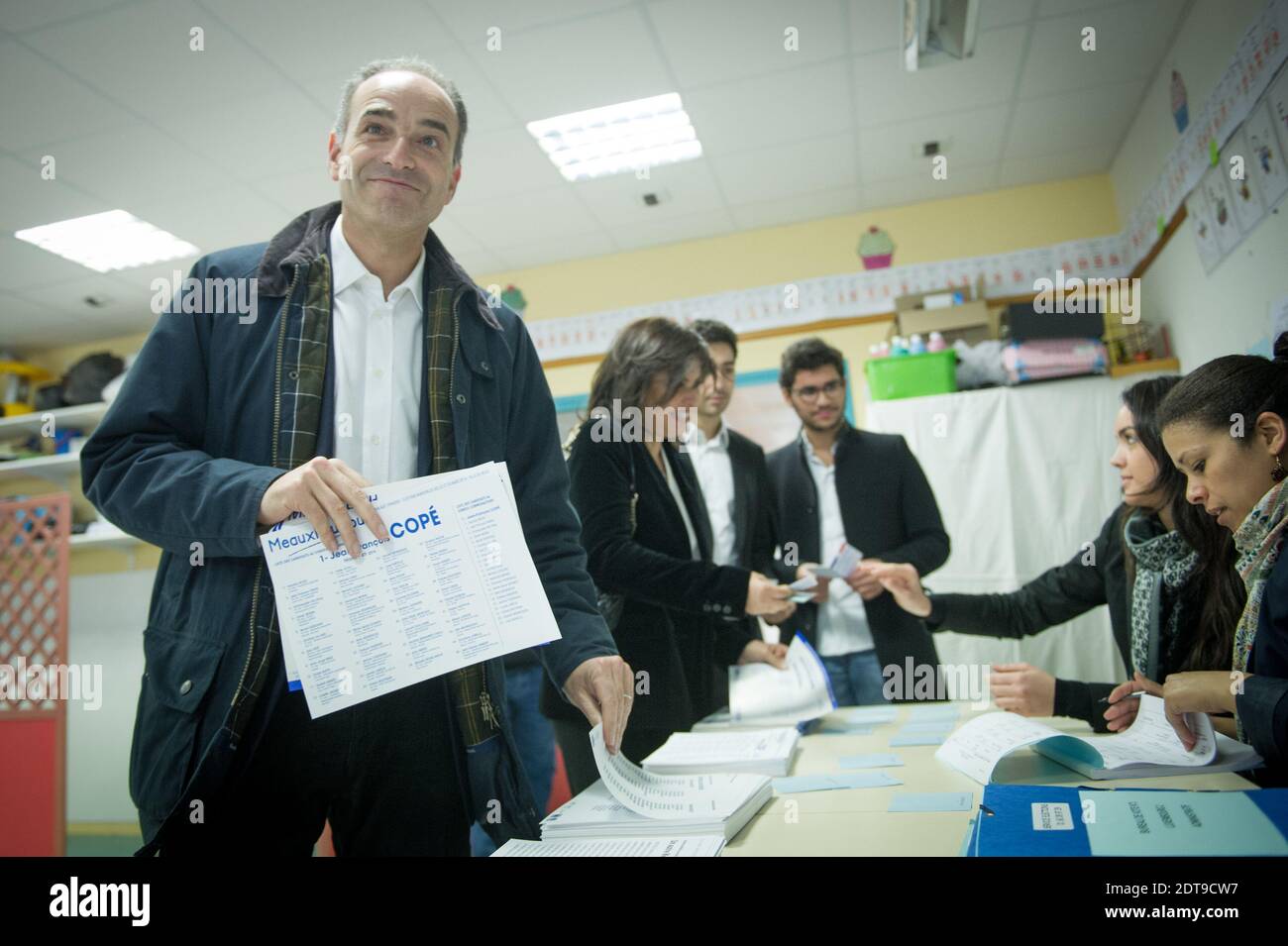 Président français de l'UMP, maire de Meaux et candidat aux élections  municipales de Meaux, Jean-François COPE et sa femme Nadia d'Alincourt  arrivent à un bureau de vote pour voter au premier tour