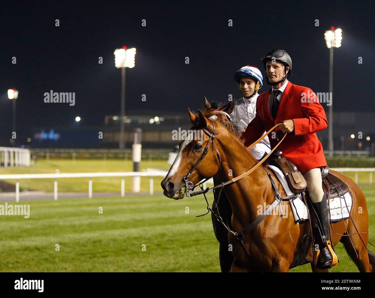 Le jockey brésilien Joao Moreira sur Amber Sky (L) célèbre après avoir remporté le al Quoz Sprintrace qui a eu lieu le 29 mars 2013 à la journée de la coupe du monde de Dubaï à l'hippodrome de Meydan à Dubaï, aux Émirats arabes Unis. Un rassemblement cosmopolite de chevaux de sept pays différents contest la coupe du monde Emirates Dubai de 10 millions de dollars US à l'hippodrome de Meydan. Photo de Khaled Salem/ABACAPRESS.COM Banque D'Images