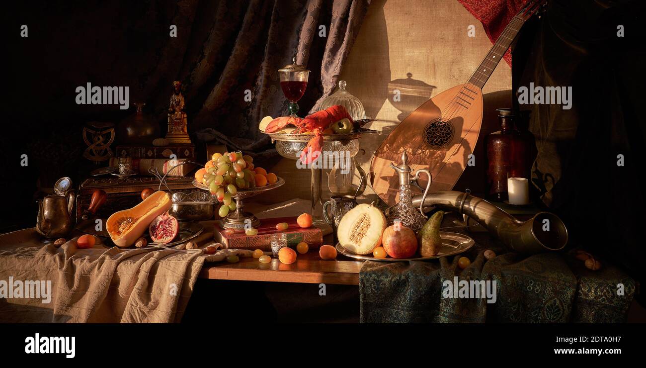 La photographie comme un vieux maître hollandais peint avec du homard, des fruits sur un argent, un plateau, une carafe d'argent. Vieux livres, verre de vin, chasse Banque D'Images
