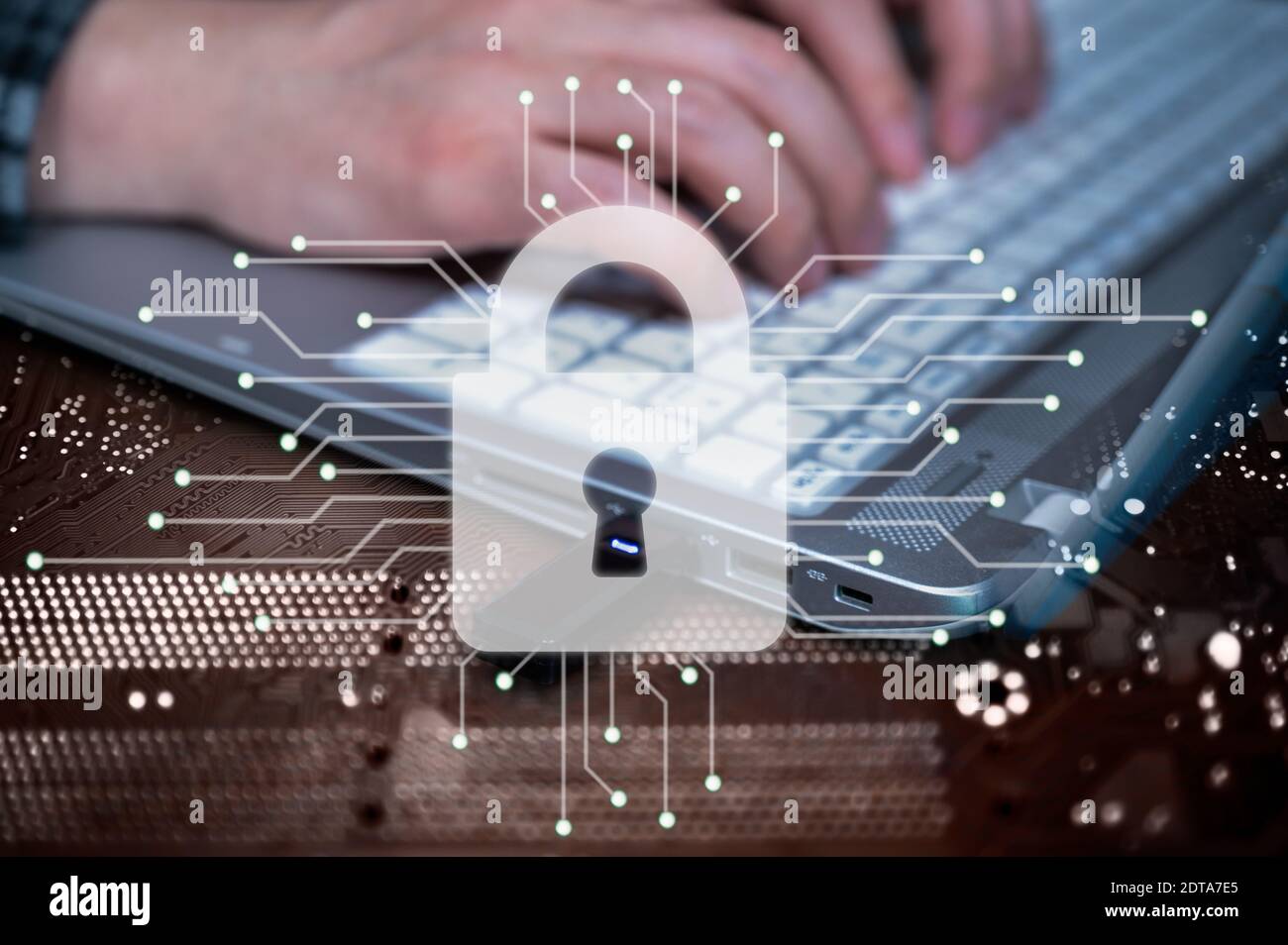 La main d'une personne utilisant une clé USB. Concept de protection des informations cybernétiques. Banque D'Images