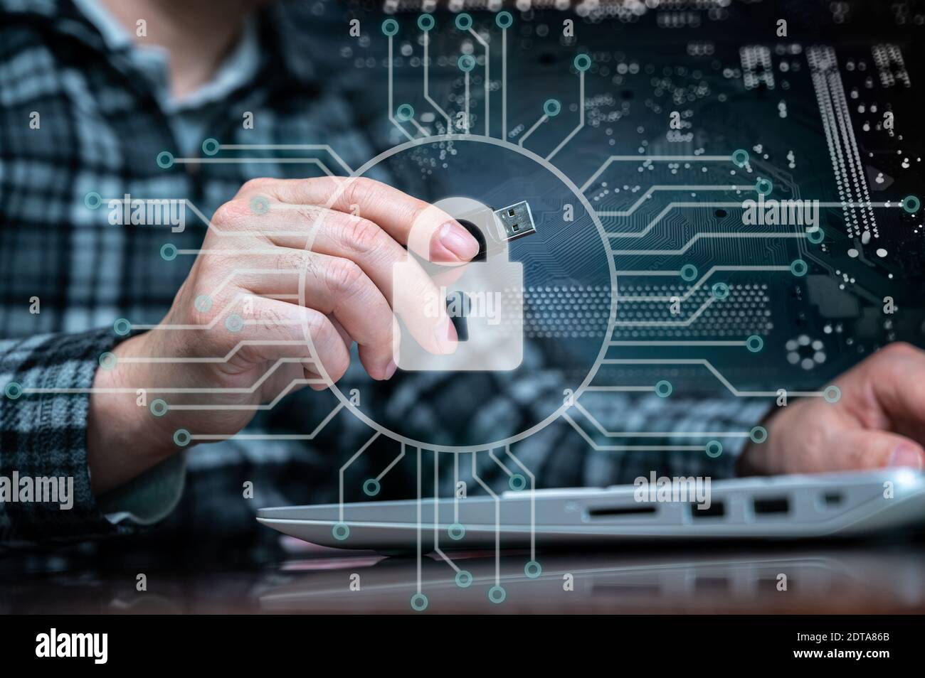 La main d'une personne utilisant une clé USB. Concept de protection des informations cybernétiques. Banque D'Images