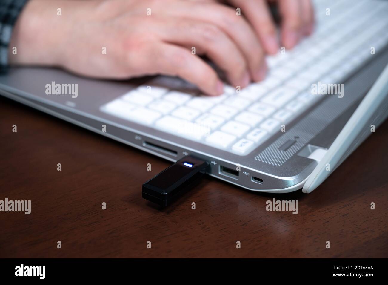 La main d'une personne utilisant une clé USB. Concept de protection des informations cybernétiques. Mise au point de sélection USB. Banque D'Images