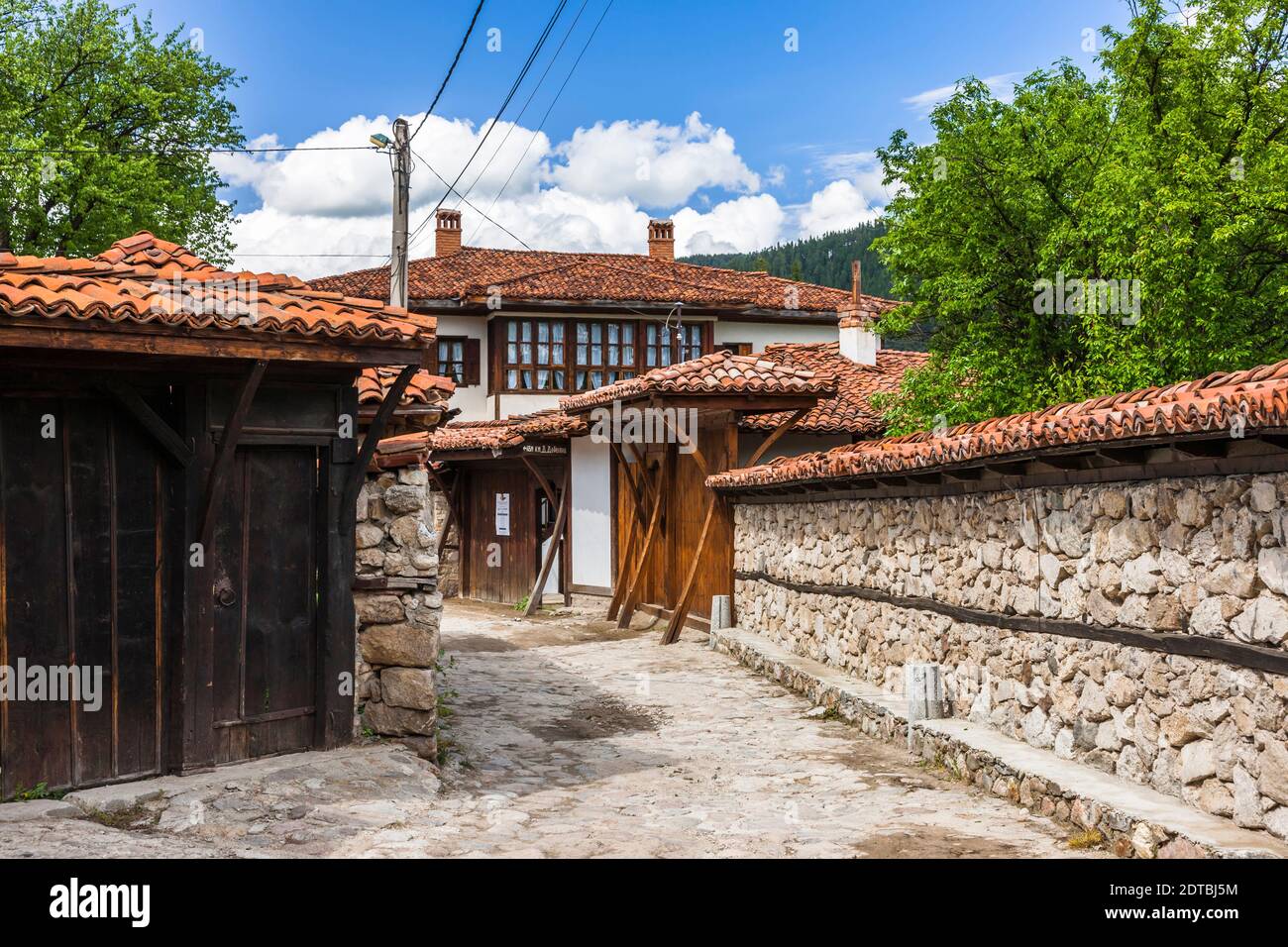 Maison bulgare traditionnelle et rue de Koprivshtitsa, province de Sofia, Bulgarie, Europe du Sud-est, Europe Banque D'Images