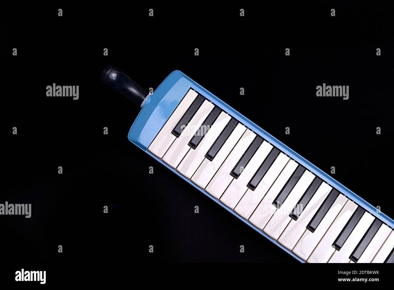 Pianica instrument de musique d'orgue à souffle avec fond noir Photo Stock  - Alamy