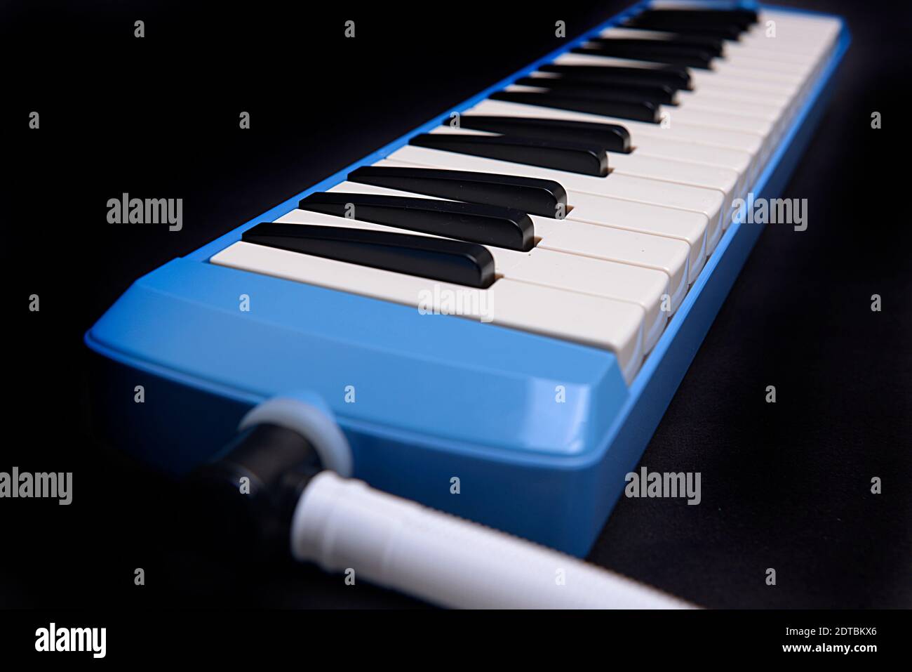 Pianica instrument de musique d'orgue à souffle avec fond noir Photo Stock  - Alamy