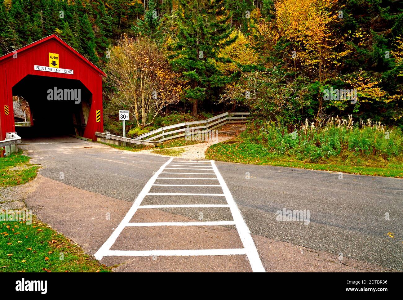Une image horizontale en paysage montrant le passage de côté sur le point Wolfe Road pour vous rendre sur le sentier de randonnée à proximité Vers le pont couvert Red point Wplf Banque D'Images