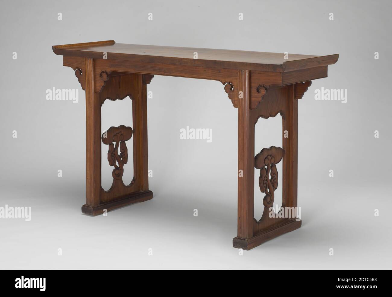 Table latérale, XVIIe–XVIIIe siècle, bois : haut, hua-mu; jambes; bois Huamu et huanghuali, 32 1/2 × 54 1/4 × 17 3/8 po. (82.6 × 137.8 × 44.13 cm), souvent appelées tables pour autel, des tables rectangulaires comme celle-ci servaient de tables secondaires dans une salle. Lorsqu'ils sont placés au centre du mur arrière d'une salle principale, ils dominaient la salle. Des objets peuvent être placés sur eux et les défilés affichés au-dessus d'eux. Ils ont donc servi à la fois pour l'affichage et le support. Des objets, qu’il s’agisse de meubles d’autel ou de pierres d’érudit, restaient sur la surface à voir et à envisager. Banque D'Images