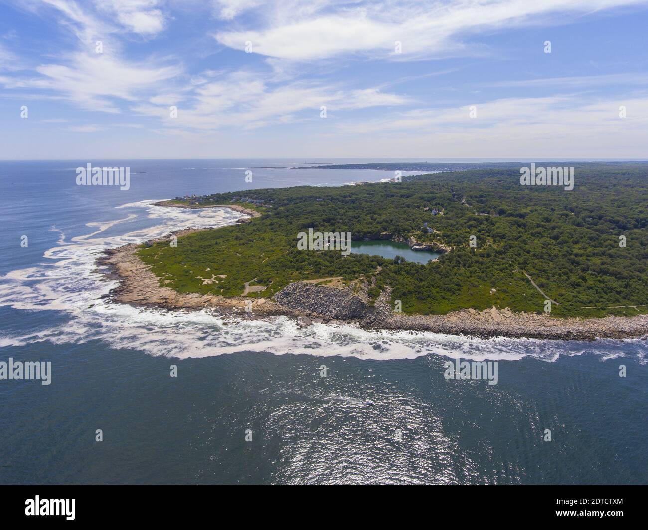 Vue aérienne du parc national de Halibut point et de la carrière granuleuse et vue aérienne de la côte dans la ville de Rockport, Massachusetts, États-Unis. Banque D'Images