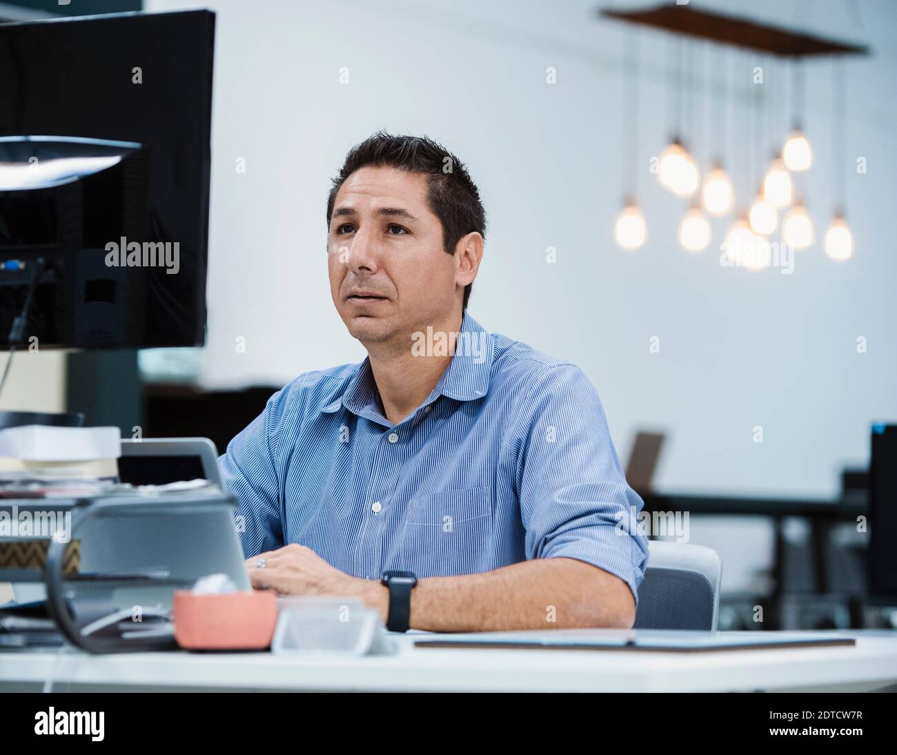 Man at office desk Banque D'Images