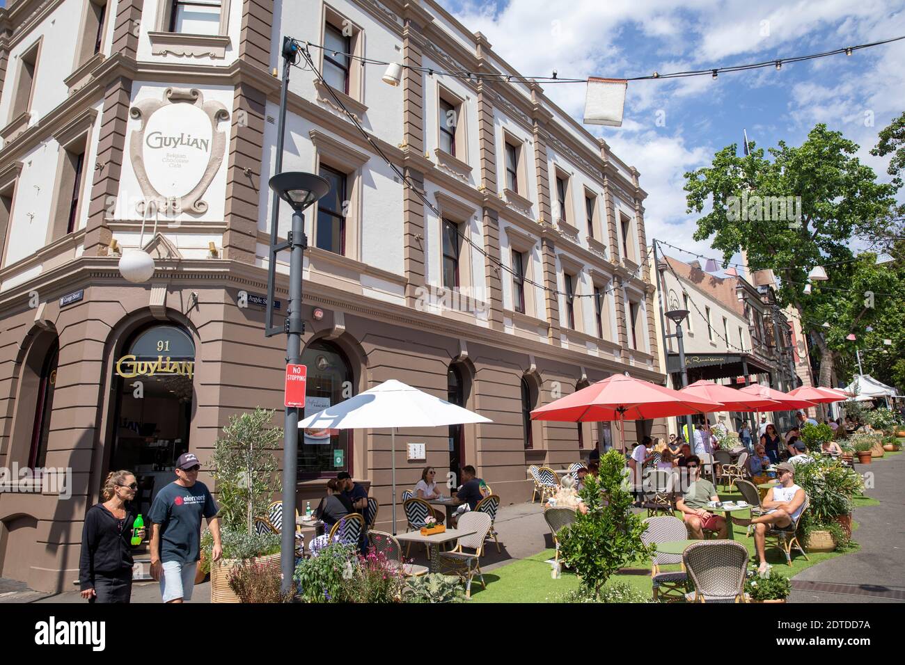 Sydney The Rocks et Guylian café de chocolat belge et à l'extérieur Tables et chaises, Sydney, Nouvelle-Galles du Sud, Australie le jour de l'été Banque D'Images