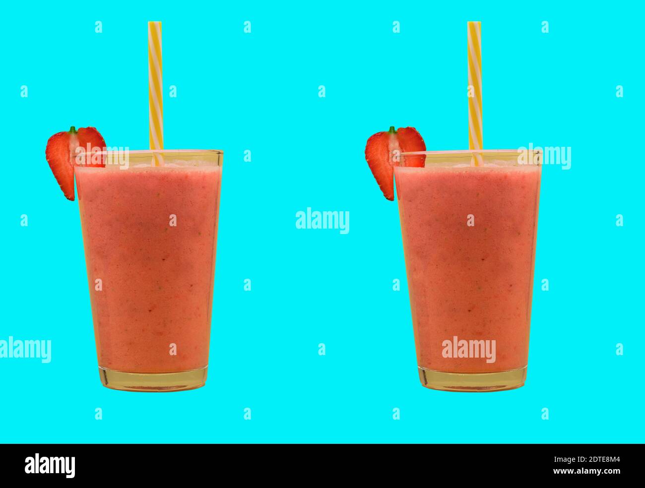 Smoothie fraise dans une tasse de verre et paille. Milk-Shake savoureux sur fond isolé Banque D'Images