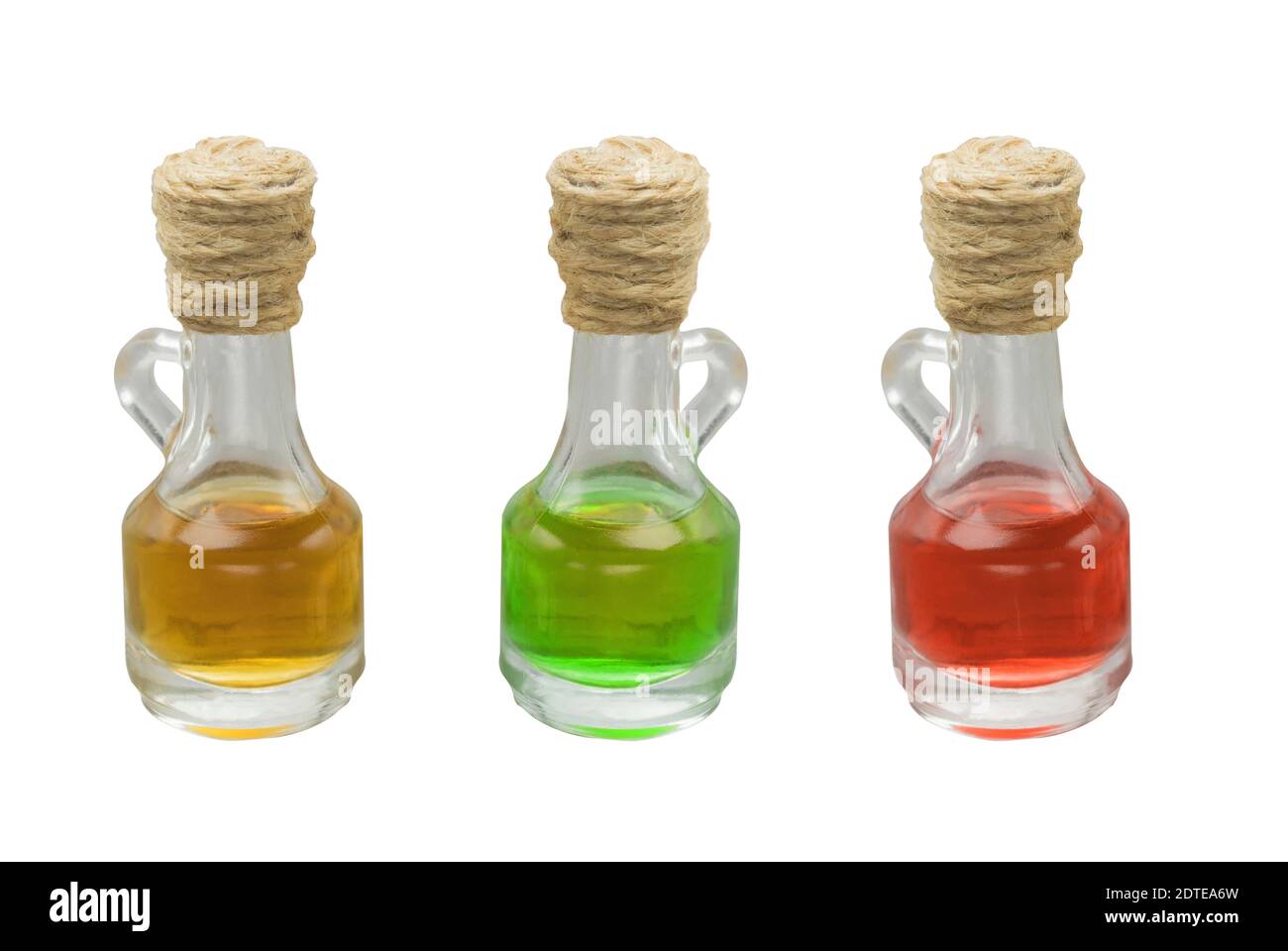 Trois flacons avec additifs alimentaires sur fond blanc isolé. Rouge, jaune et vert Banque D'Images