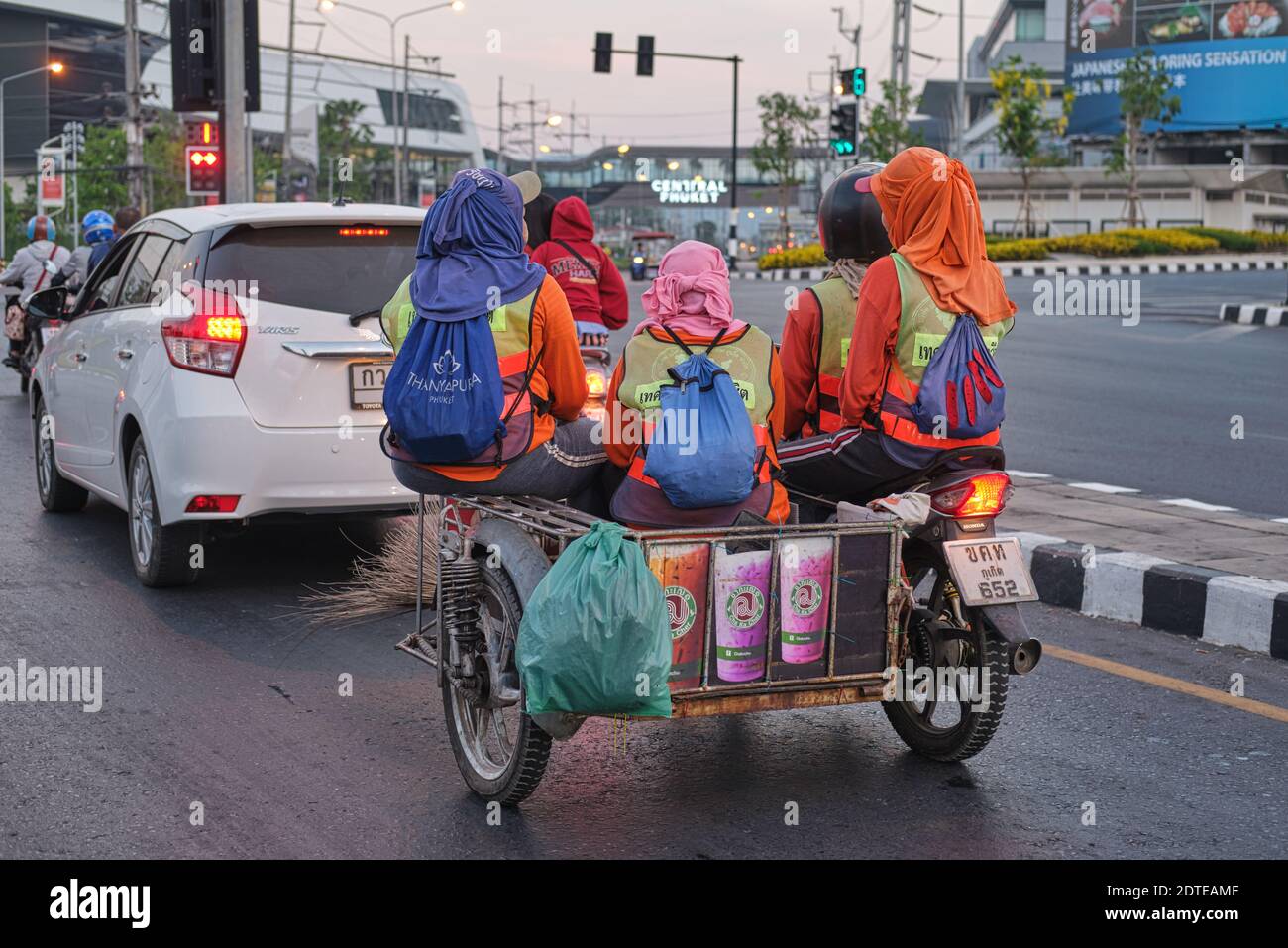 Les employés d'une entreprise thaïlandaise étant conduits à leur lieu de travail sur une remorque de moto; Phuket Town (Phuket City), Thaïlande Banque D'Images