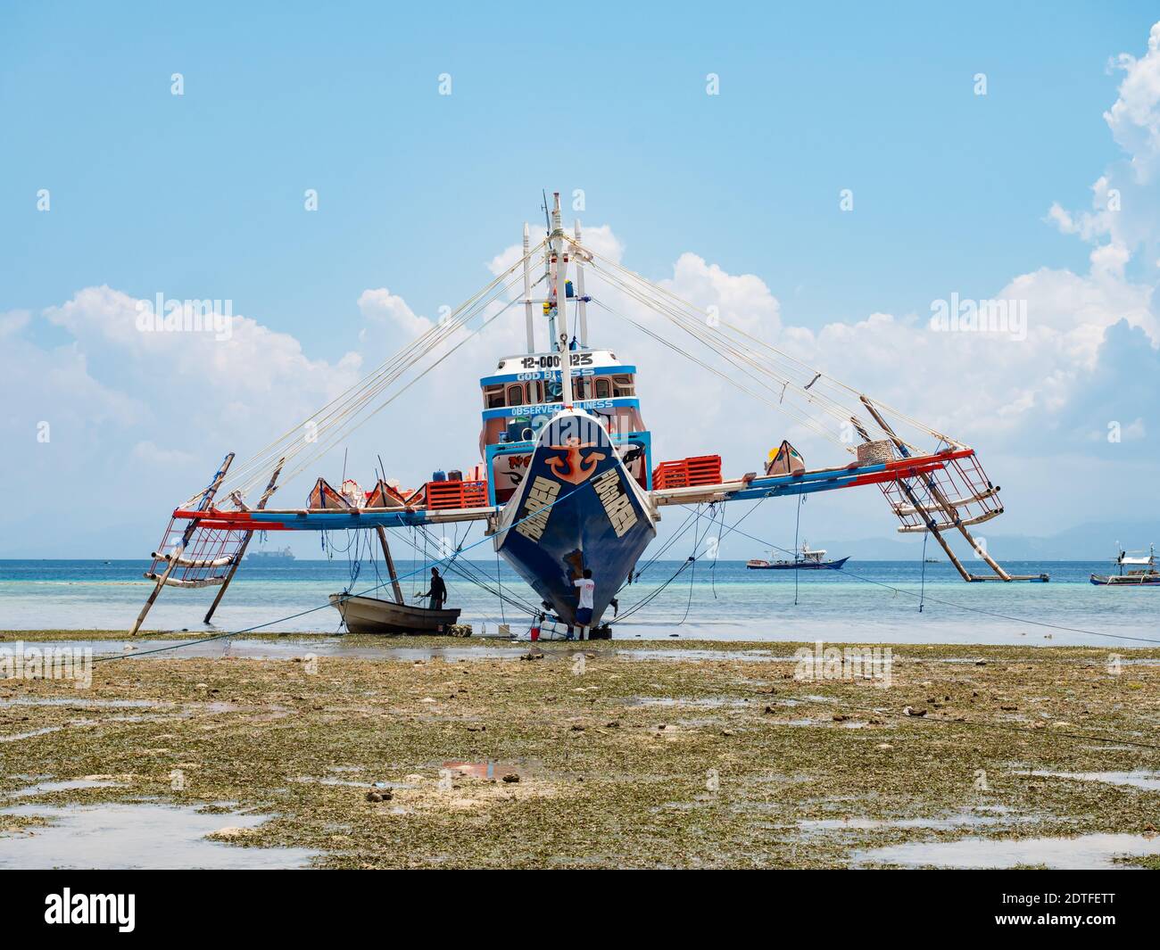 Pêché traditionnel thonier avec des stabilisateurs à Tinoto, un village de Maasim, province de Sarangani, Philippines Banque D'Images