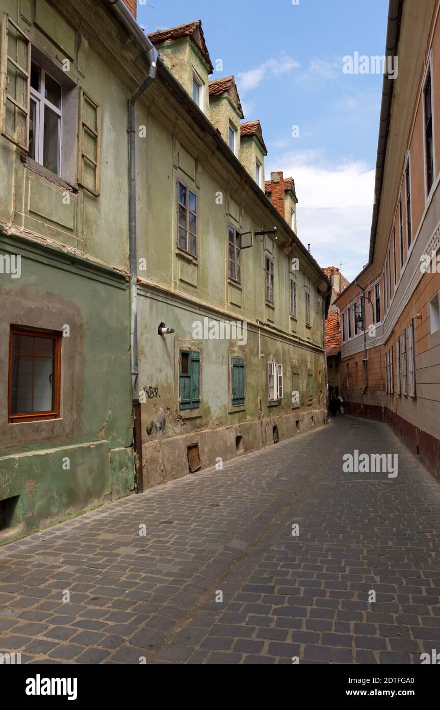 Petite rue pittoresque dans la vieille ville de Brasov, en Roumanie Banque D'Images