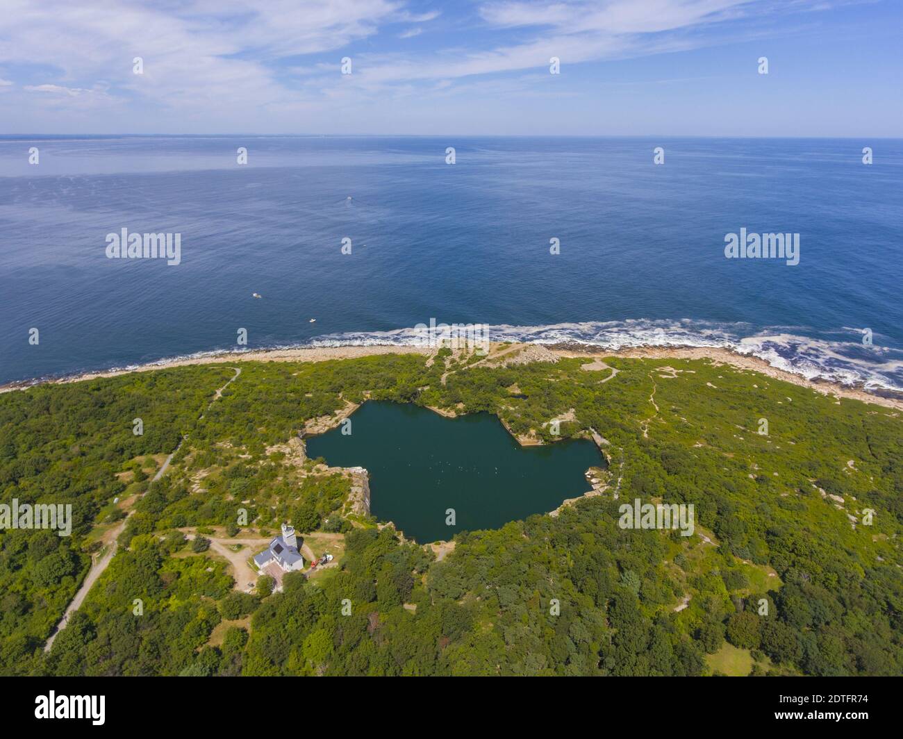 Vue aérienne du parc national de Halibut point et de la carrière granuleuse et vue aérienne de la côte dans la ville de Rockport, Massachusetts, États-Unis. Banque D'Images