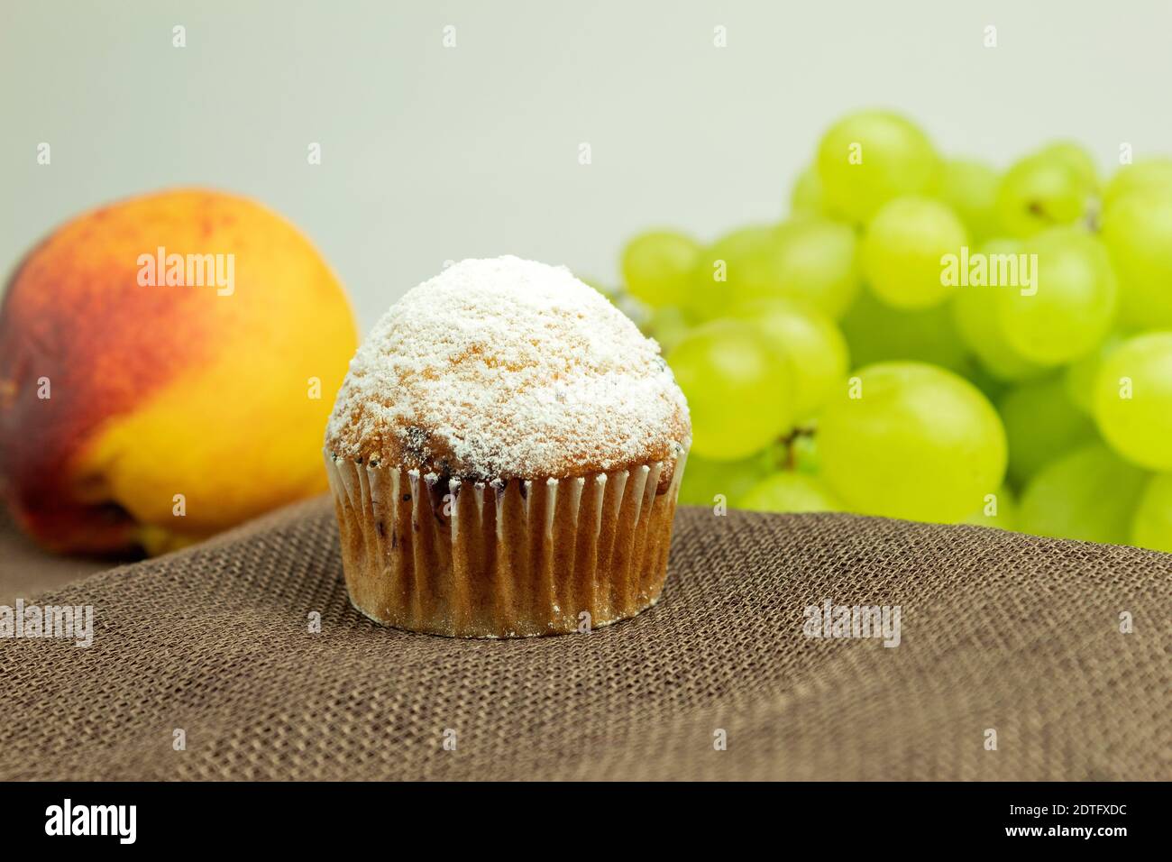 Muffin frais arrosé de sucre en poudre. Arrière-plan du texte. Muffin aux fruits frais et fruits Banque D'Images
