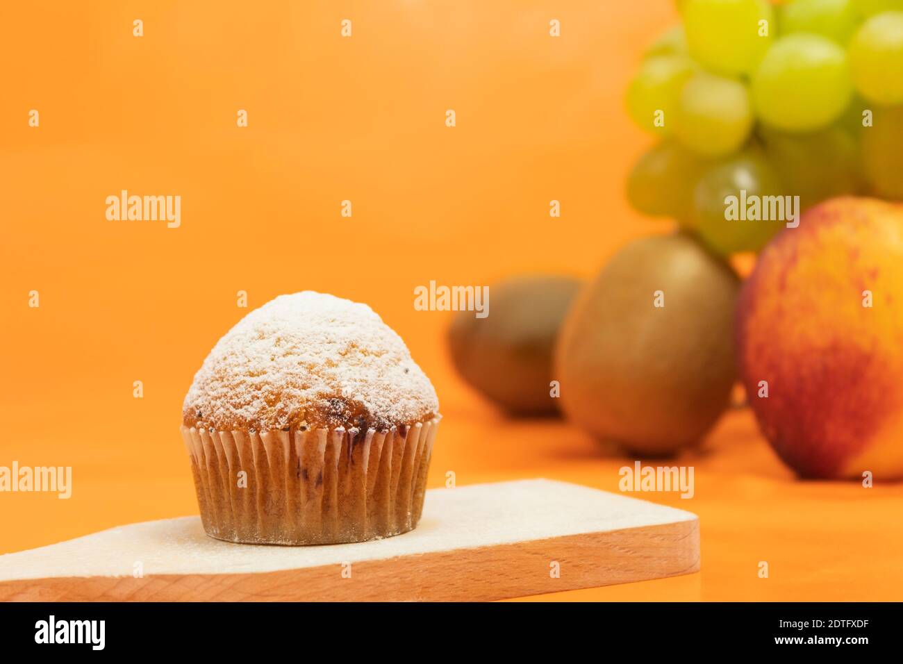 Muffin frais arrosé de sucre en poudre. Arrière-plan du texte. Muffin aux fruits frais et fruits Banque D'Images