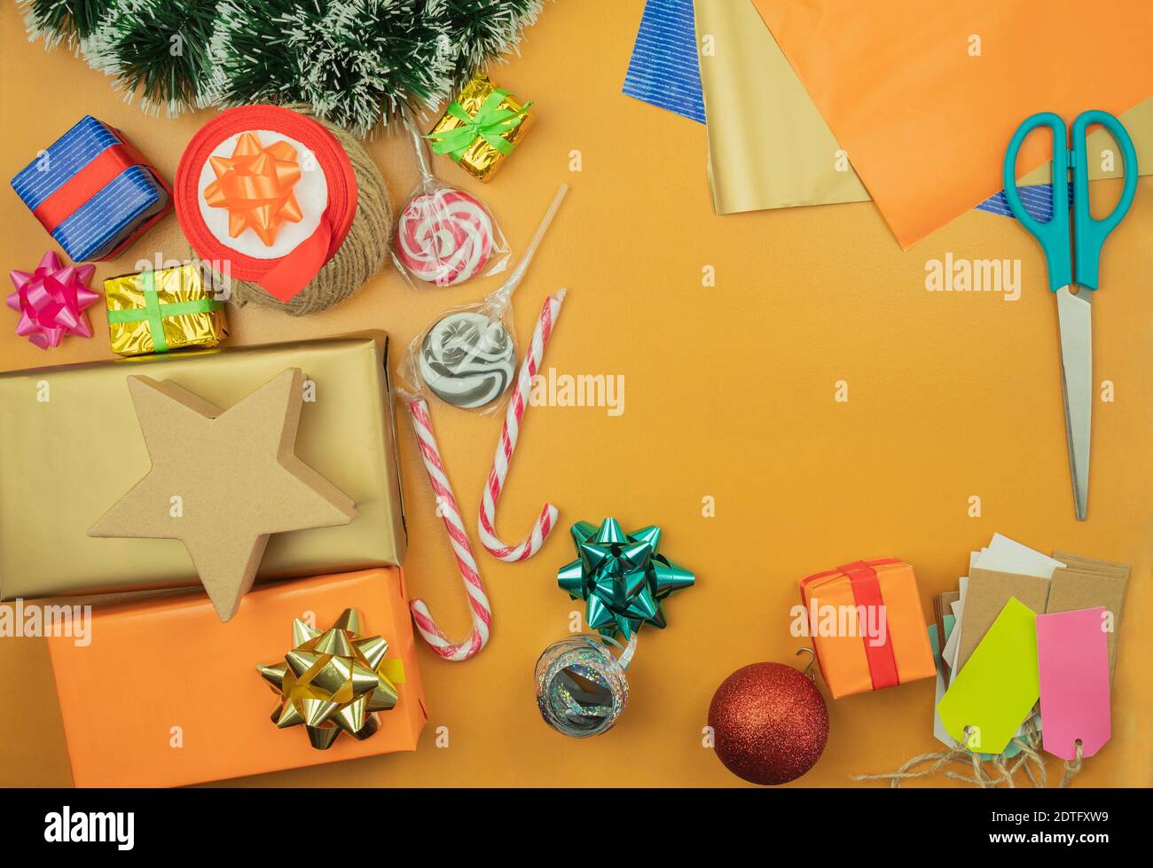 Emballer les cadeaux à la main dans du papier cadeau sur la table comme arrière-plan ou vierge. Emballage cadeau pour noël ou nouvel an, vue du dessus Banque D'Images